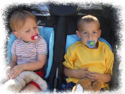 En promenade avec Mamy et Papy...